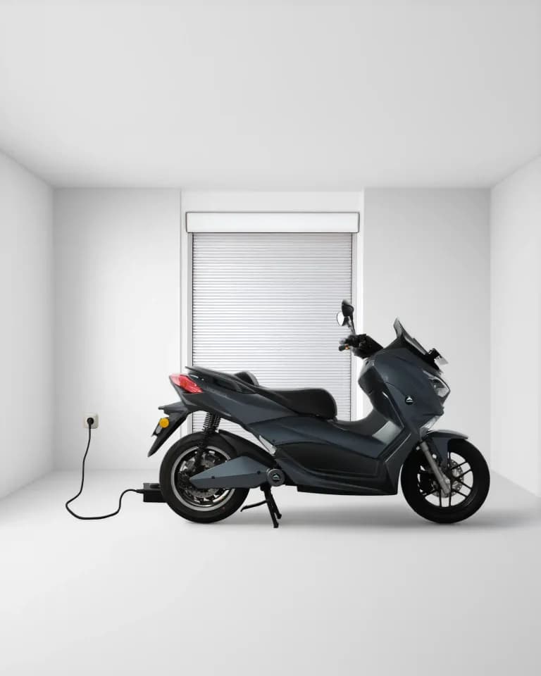 EdPower terhubung ke charger rumah di garasi modern yang bersih
