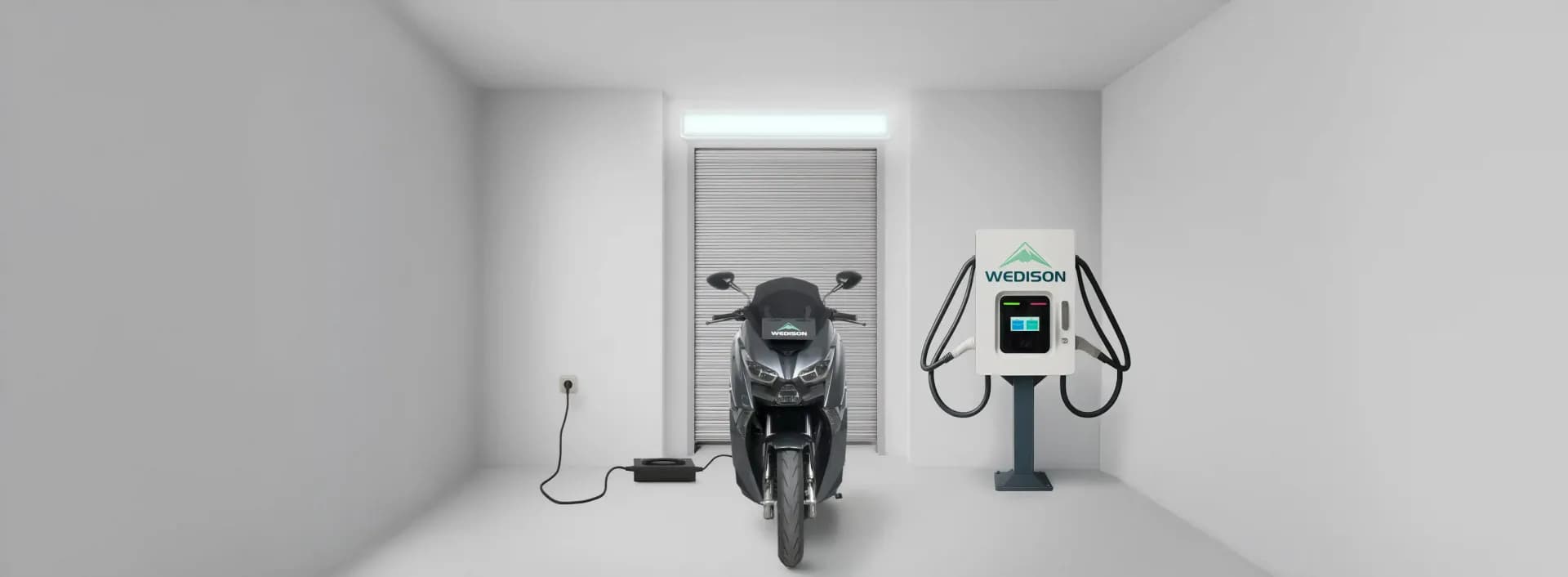 EdPower terparkir di showroom Wedison dengan stasiun SuperCharge dan charger rumah yang terlihat