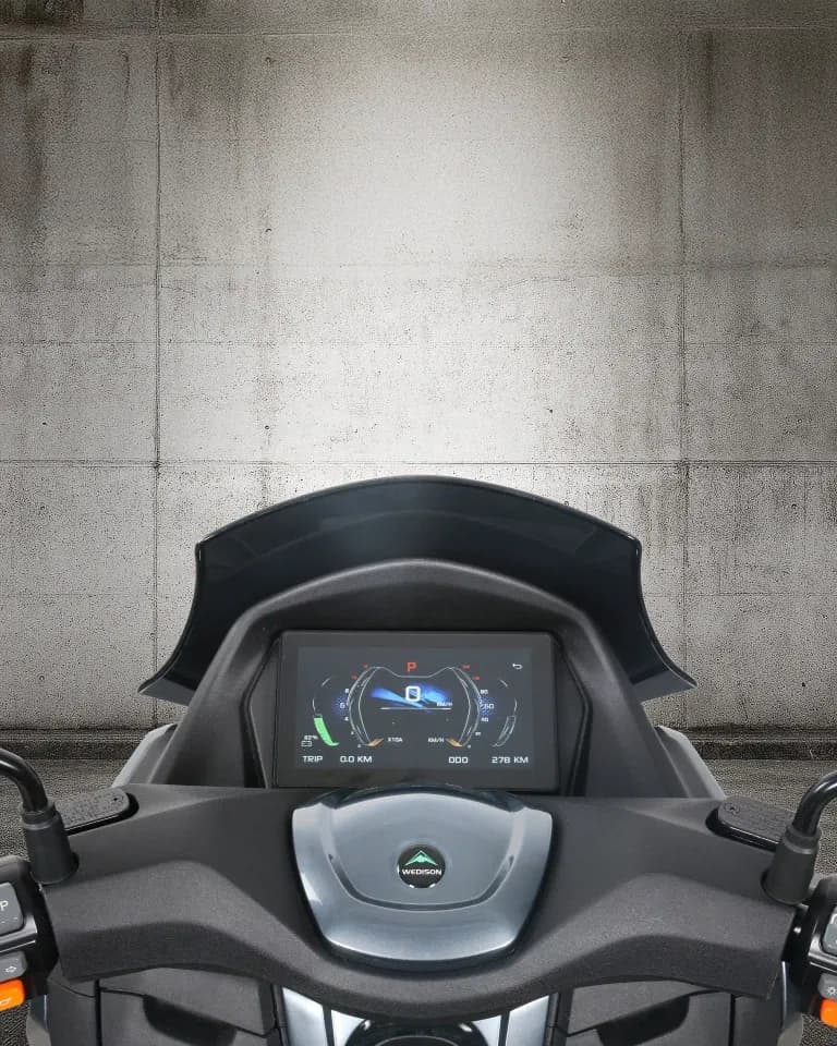 Tampilan kokpit menampilkan layar TFT besar dengan antarmuka Apple CarPlay & Android Auto