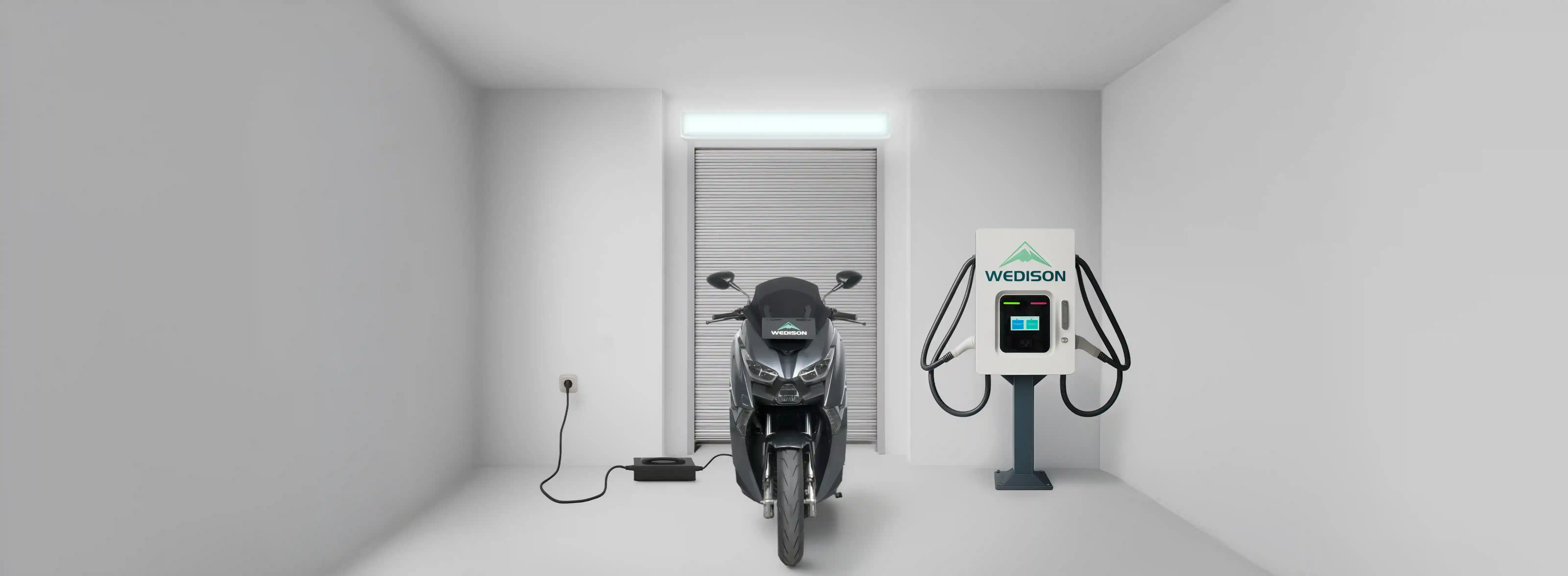 EDPower terparkir di showroom Wedison dengan stasiun Super Charge dan charger rumah yang terlihat