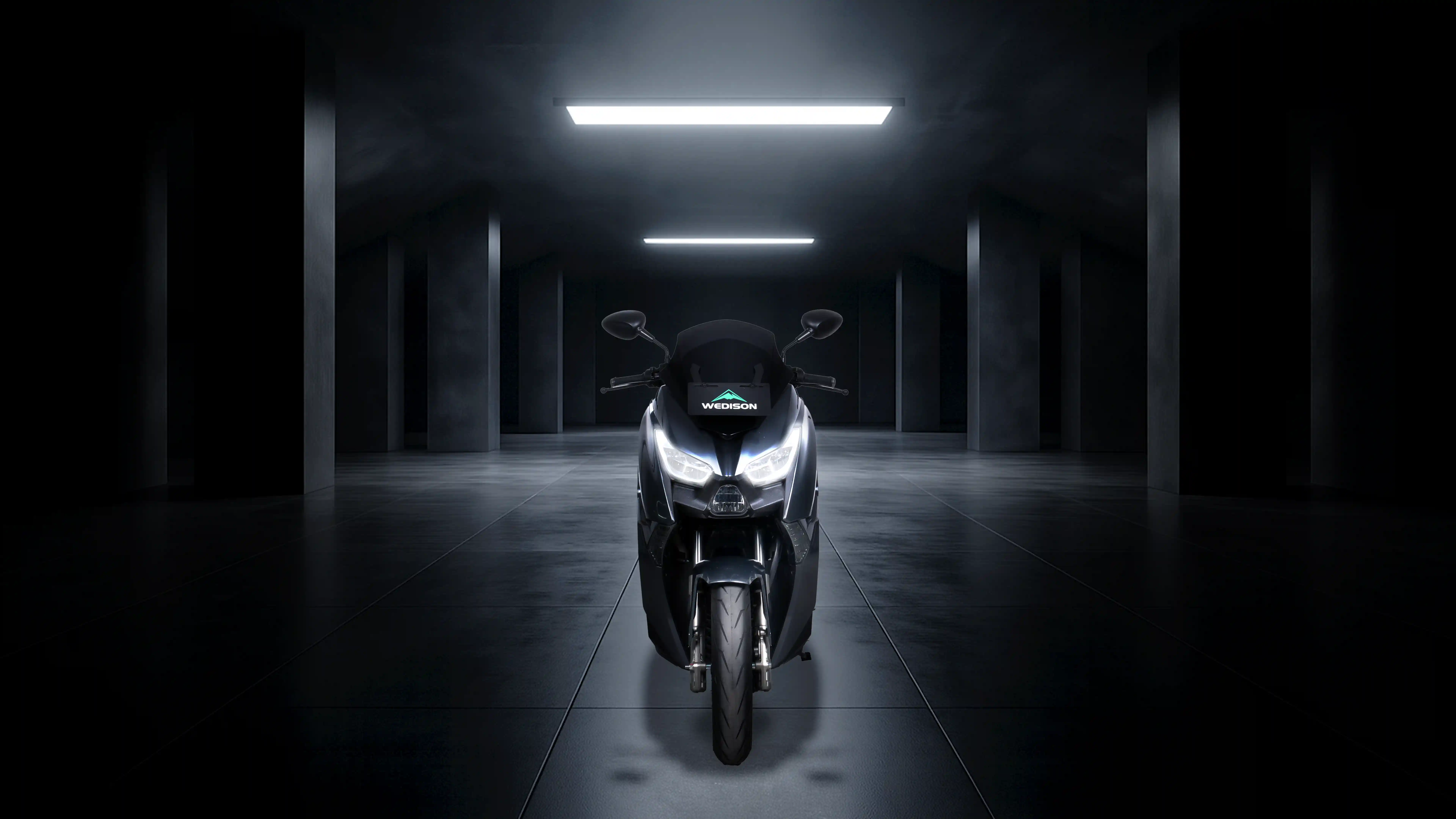 Tampilan penuh EDPower dari sudut depan tiga perempat, menonjolkan desain maxi-scooter yang kokoh dan fitur premiumnya.