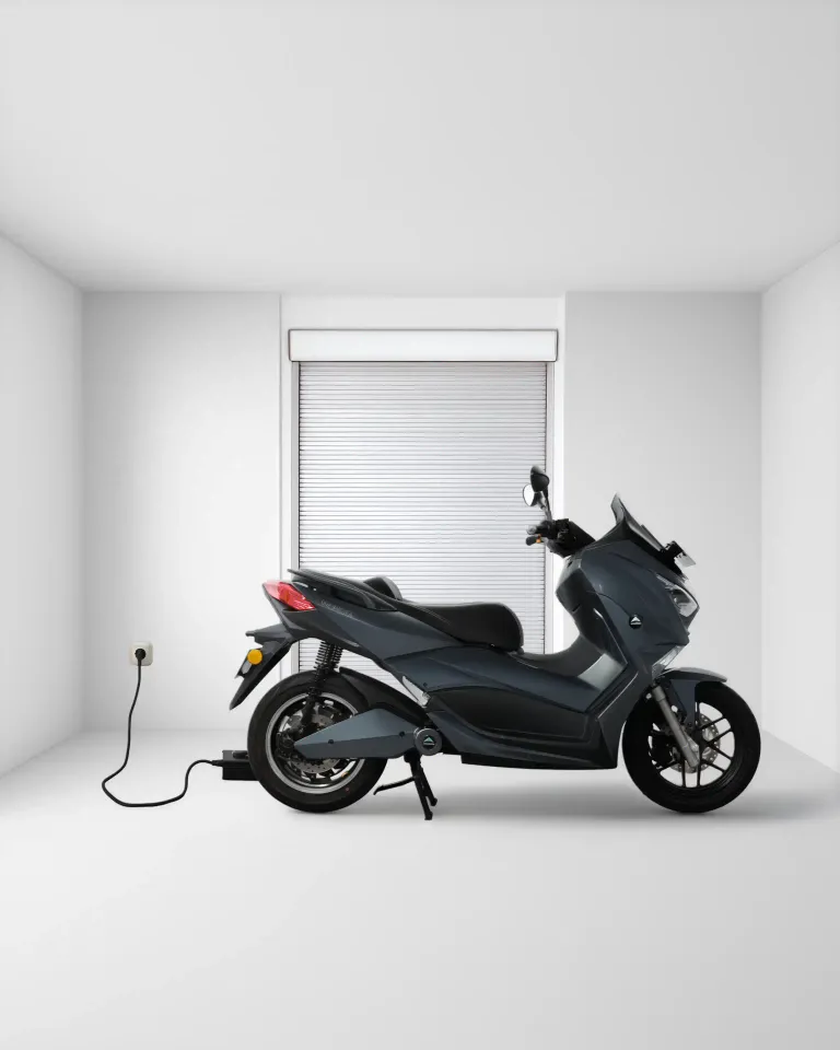 EDPower terhubung ke charger rumah di garasi modern yang bersih