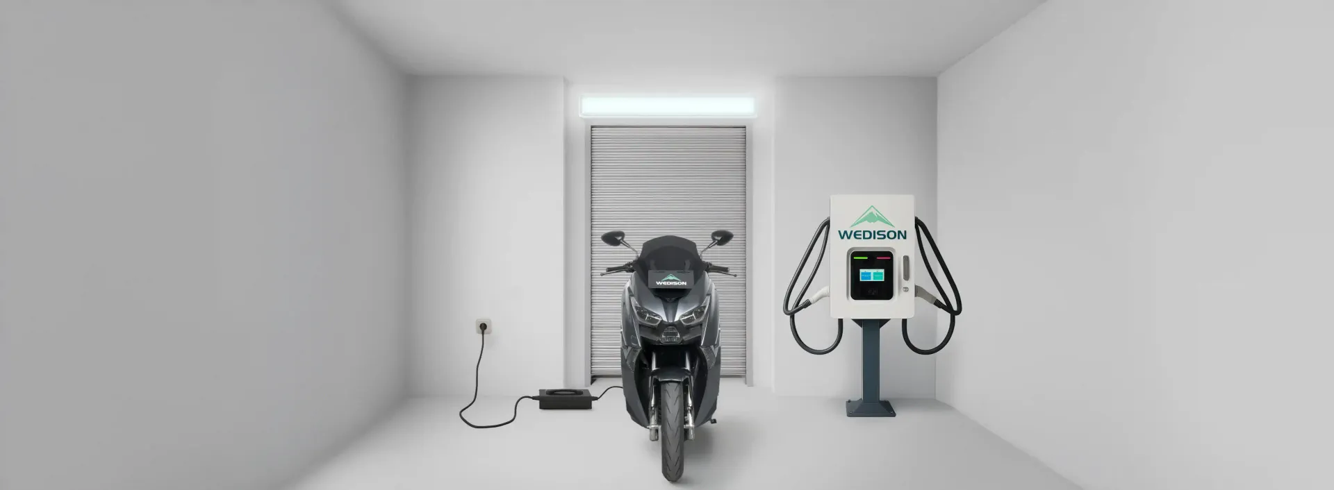 EDPower terparkir di showroom Wedison dengan stasiun SuperCharge dan charger rumah yang terlihat