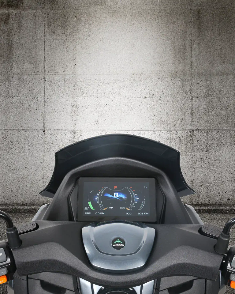 Tampilan kokpit menampilkan layar TFT besar dengan antarmuka Apple CarPlay & Android Auto