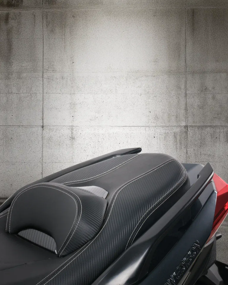 Tampilan belakang tiga perempat menonjolkan postur EDPower yang lebar dan jok ekstra luas