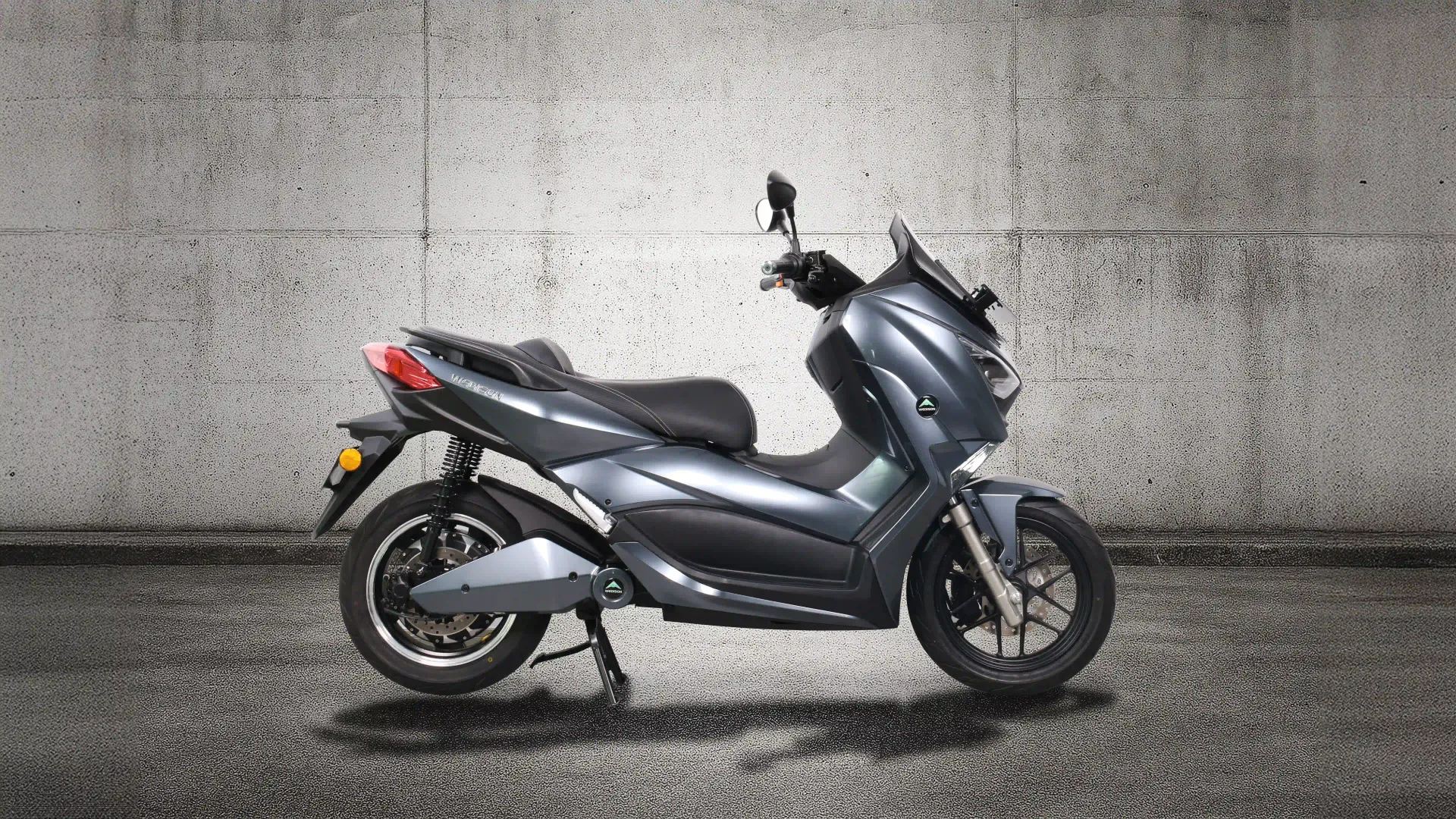 Tampilan samping dramatis EDPower, menonjolkan jok lebar, posisi berkendara kokoh, dan tampilan futuristik.