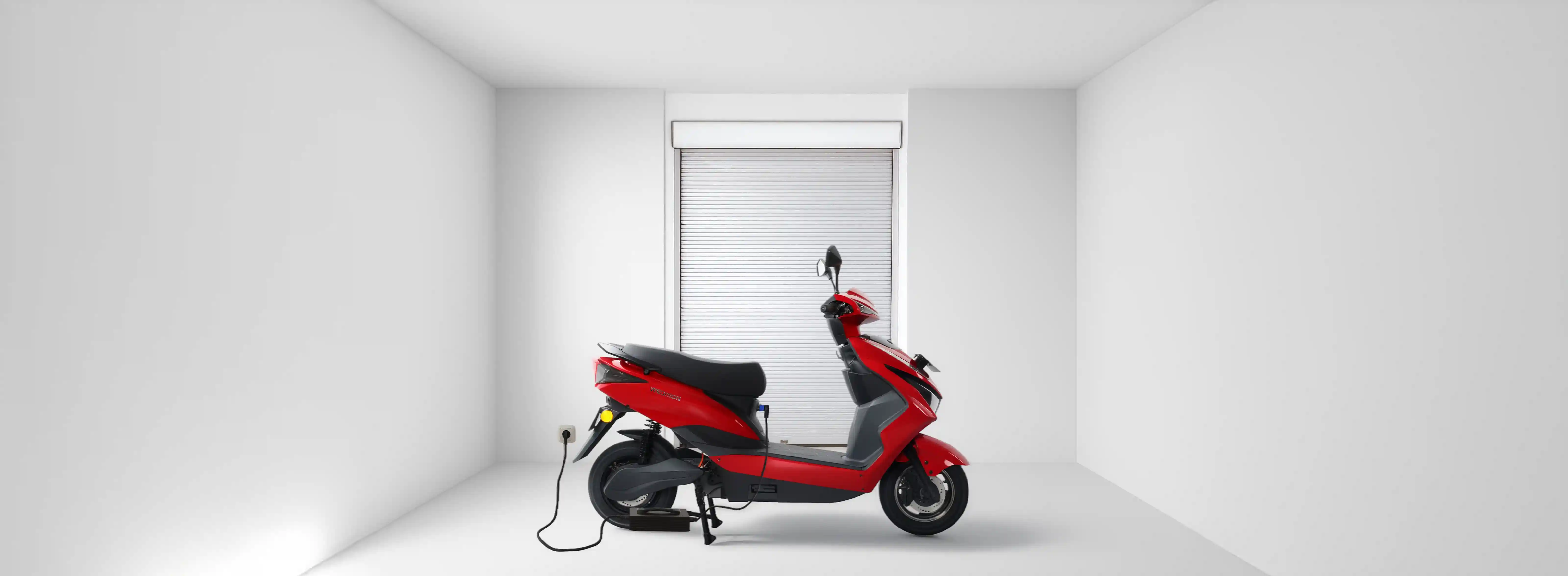 Mini Merah sedang diisi daya di colokan rumah