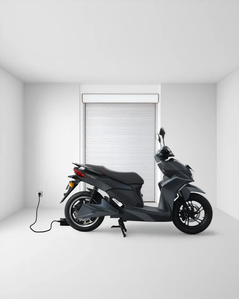 Victory terhubung ke charger rumah di garasi modern