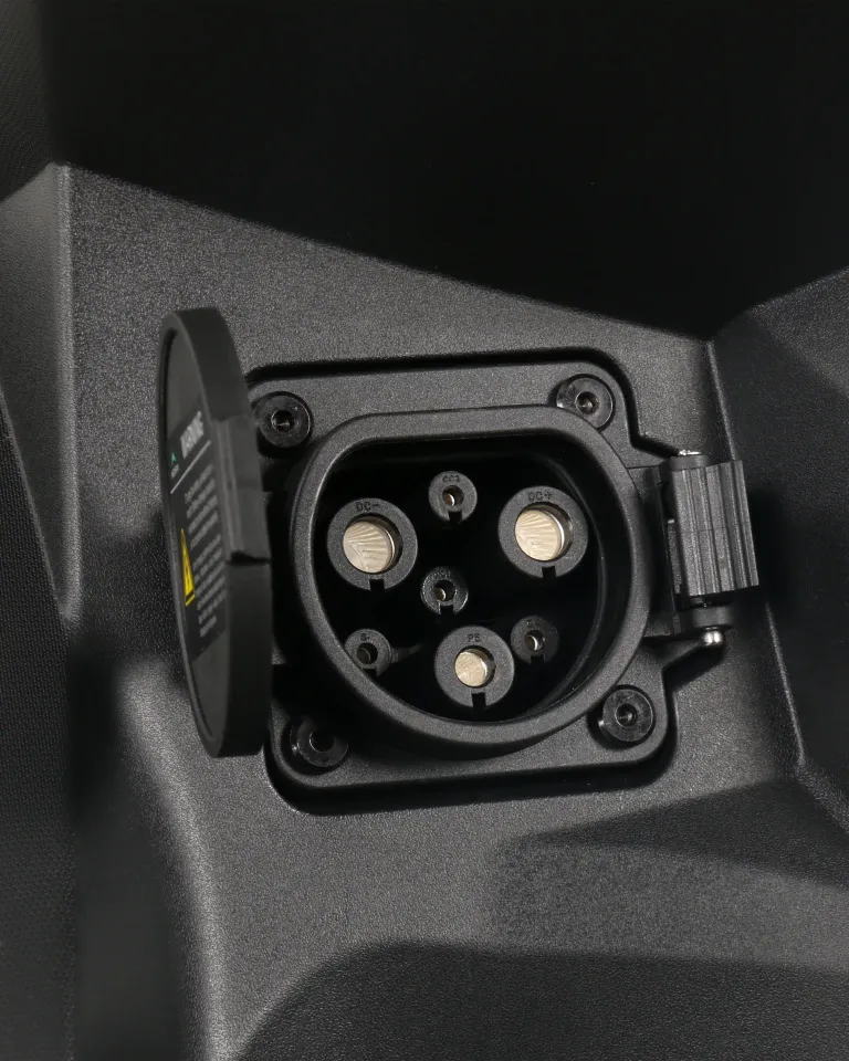 Tampilan dekat port SuperCharge dengan branding Wedison